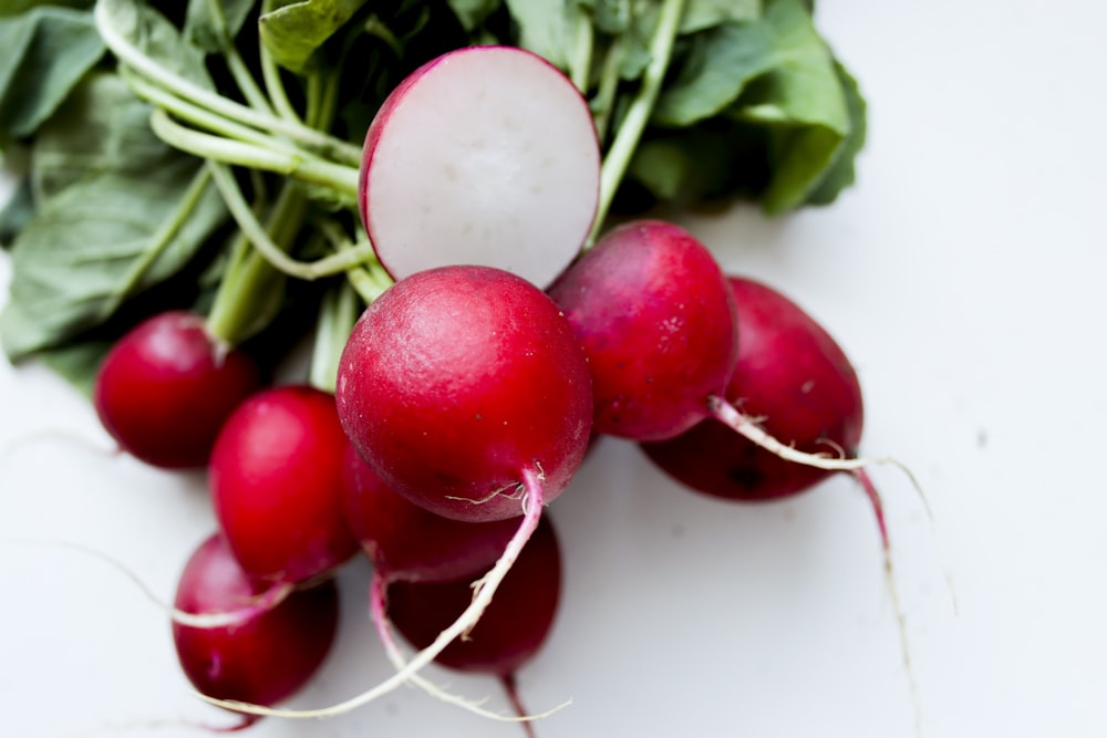 rote Tomate auf weißer Oberfläche