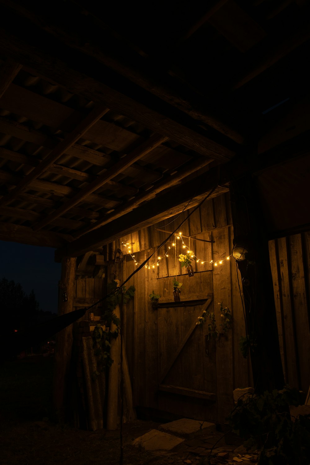 braunes Holzhaus in der Nacht
