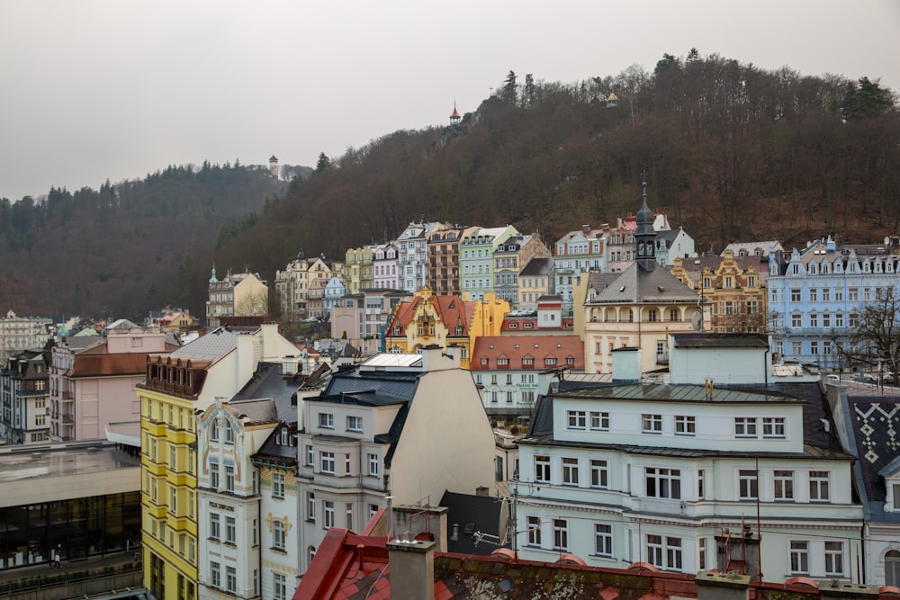 Weiße und braune Betongebäude in der Nähe von Bergen tagsüber