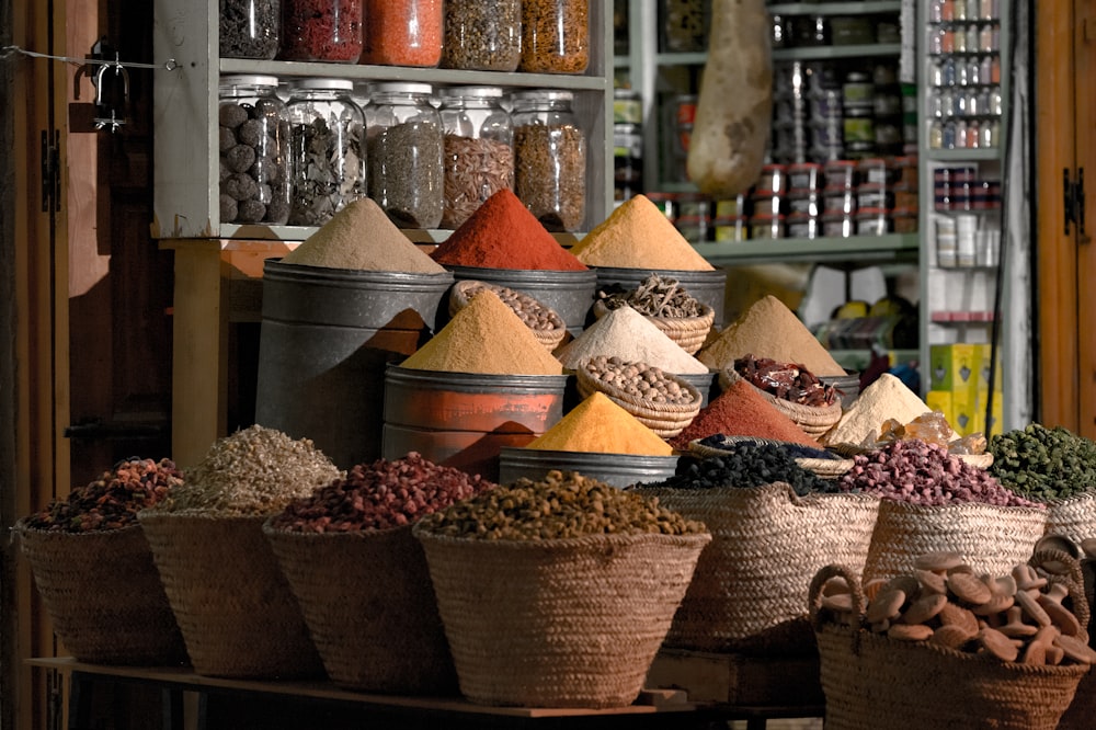 Cesto intrecciato marrone con cibo assortito