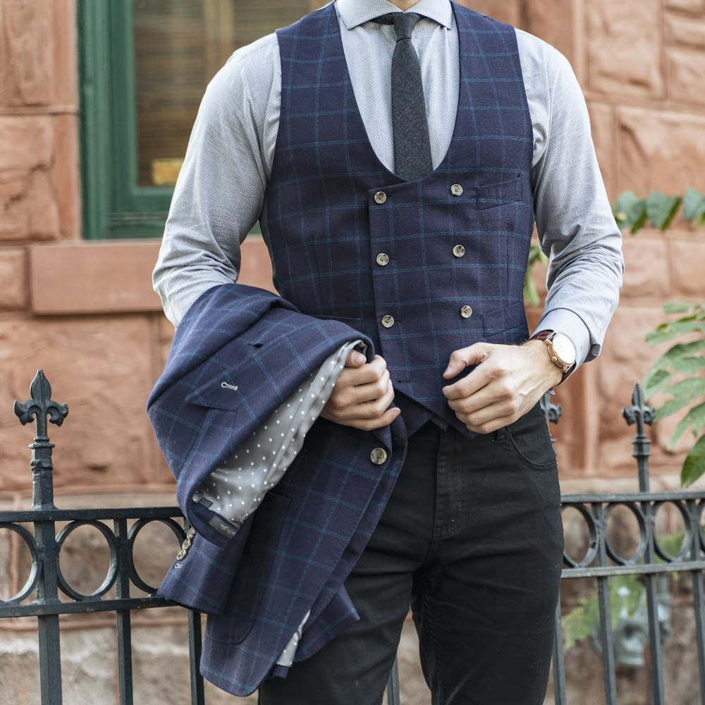 homme en gilet bleu et chemise de ville bleue