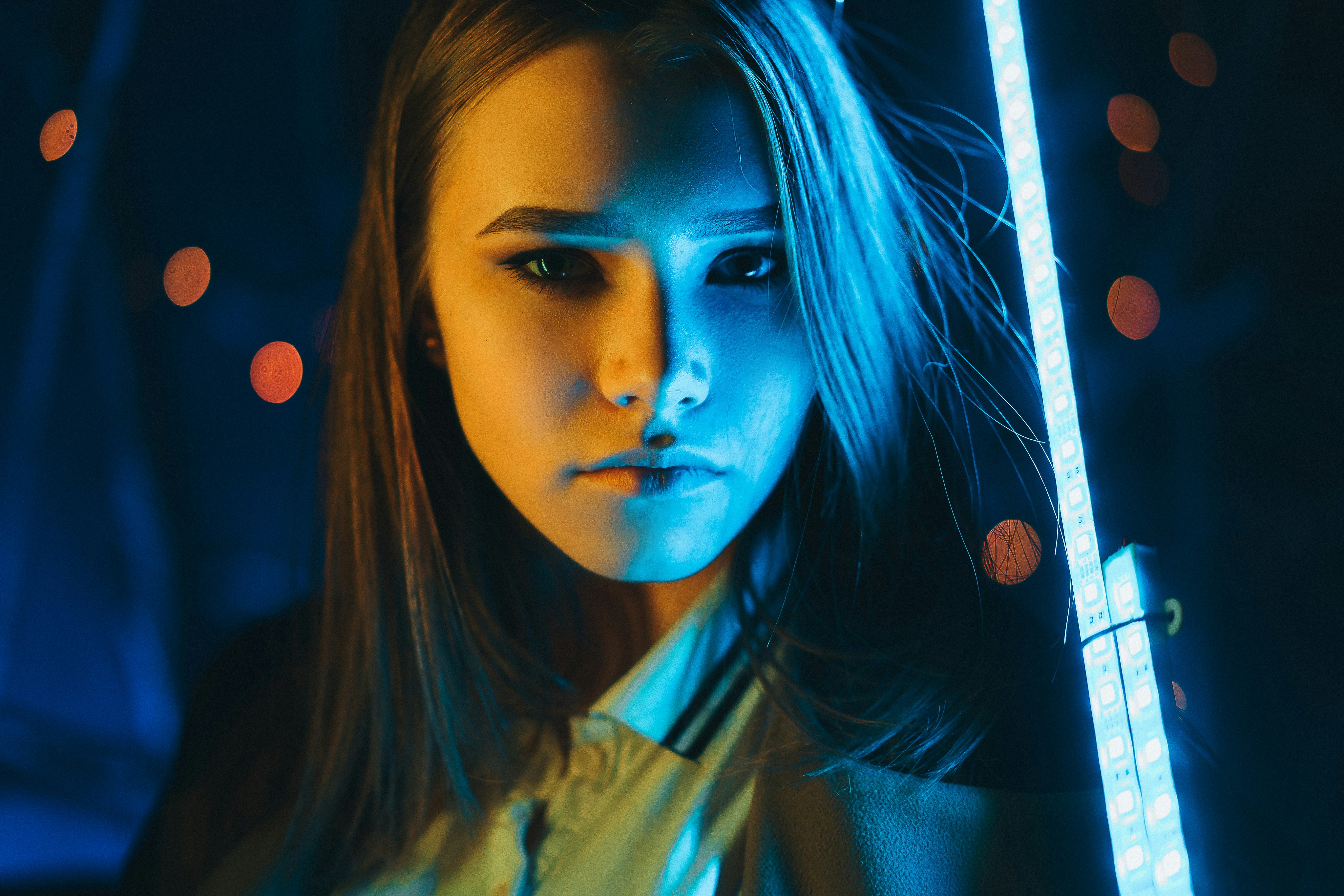 Mujer con camisa amarilla con cuello