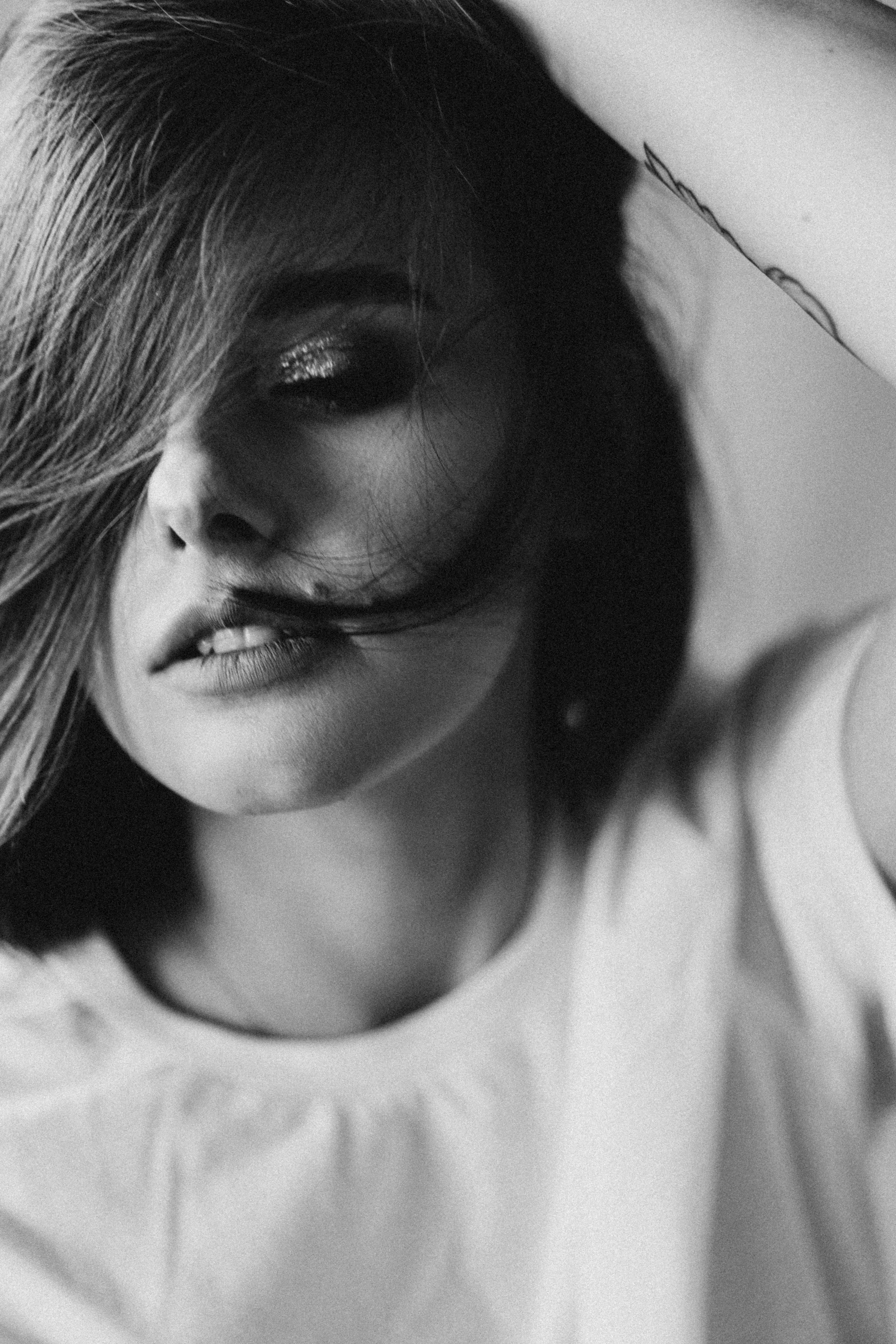 Mujer con camisa blanca de cuello redondo