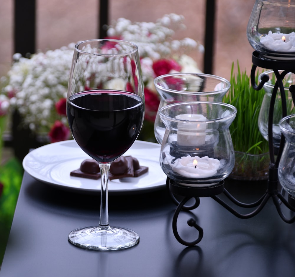 verre à vin transparent sur plaque en céramique blanche