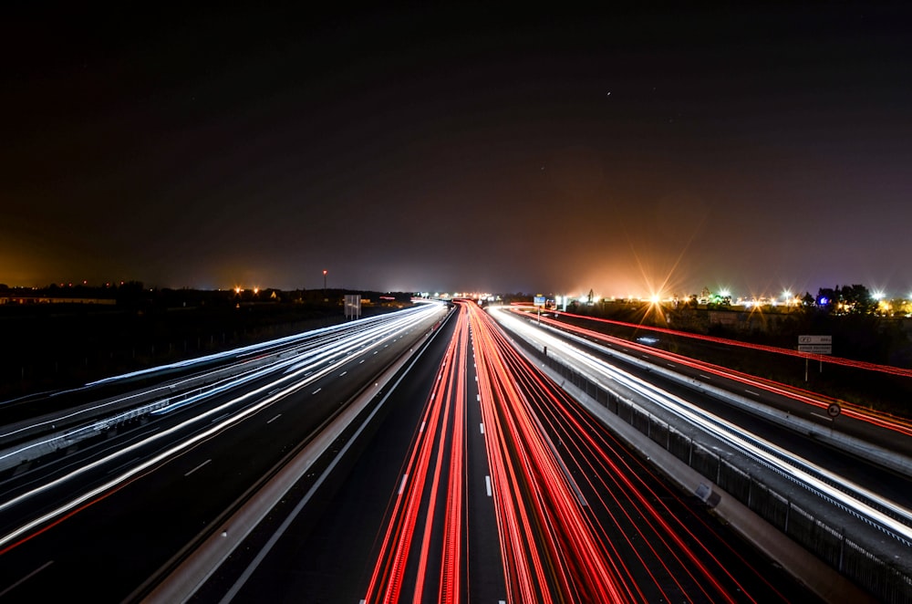 fotografia de lapso de tempo de carros na estrada durante a noite