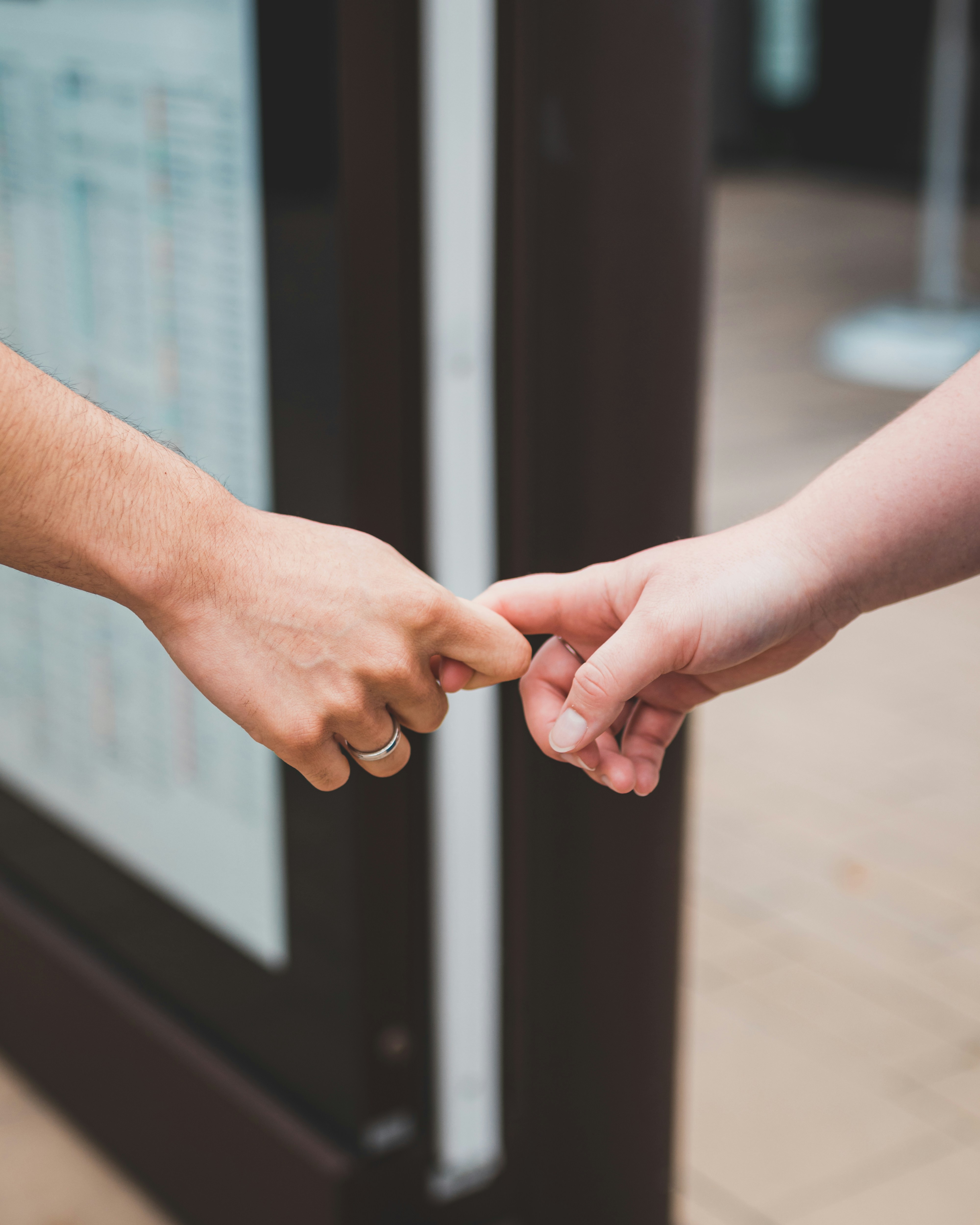 女性の手をつなぐ人の写真 Unsplashで見つける茶色の無料写真