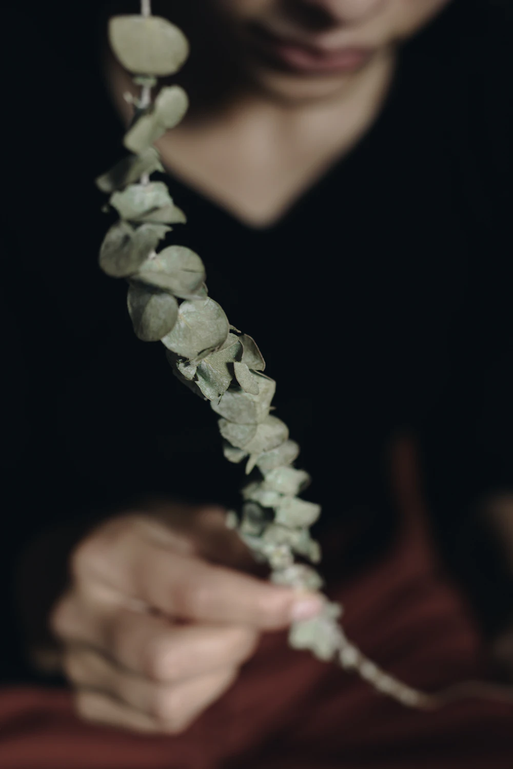 Mujer sosteniendo una flor blanca