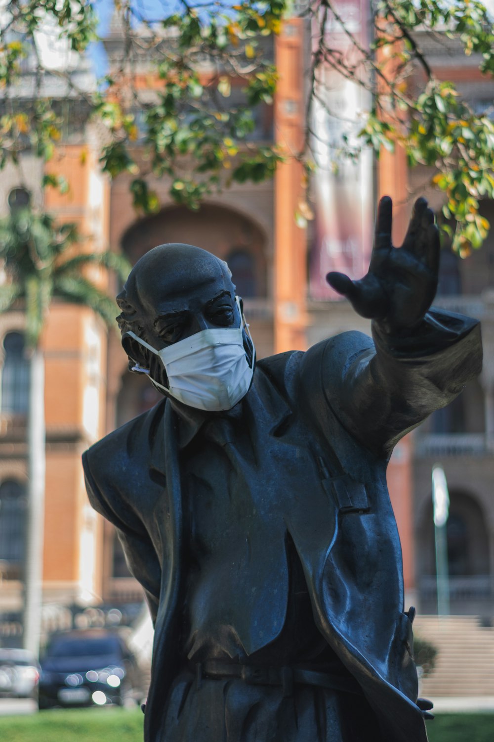 Mann in schwarzem Kapuzenpullover mit weißer Maske