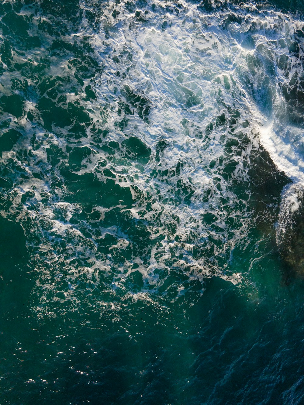 specchio d'acqua blu durante il giorno