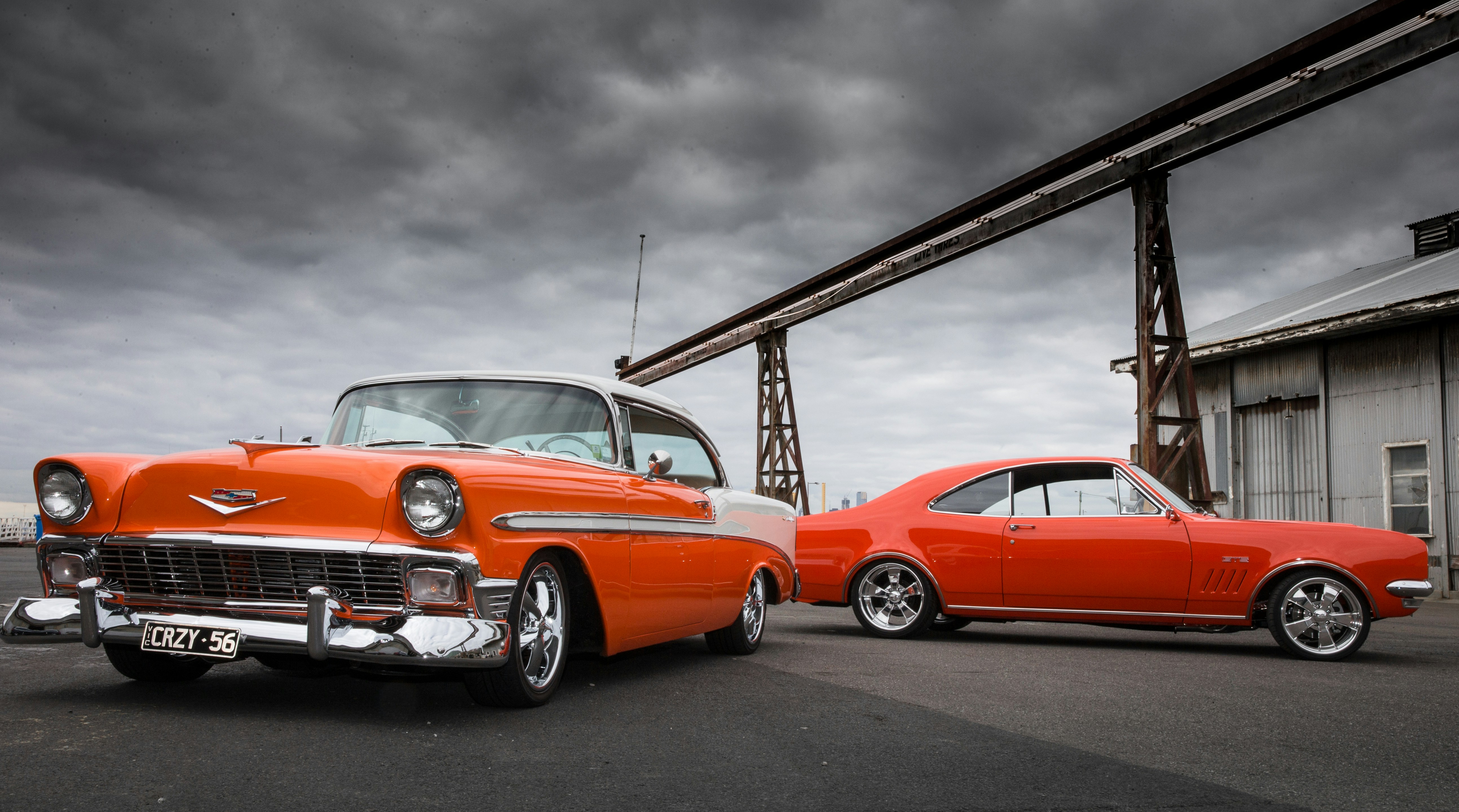 Chevrolet Camaro naranja y negro