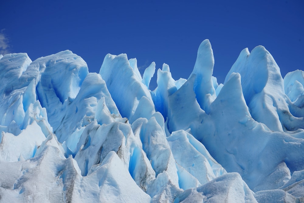 Braune Felsformation unter blauem Himmel tagsüber