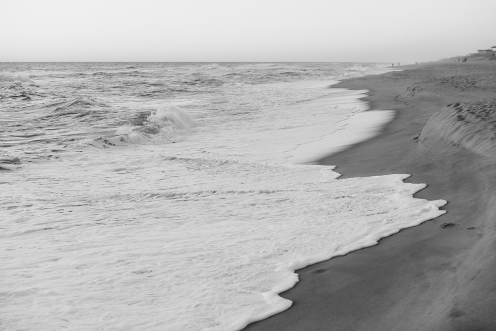 grayscale photo of ocean waves photo – Free Grey Image on Unsplash