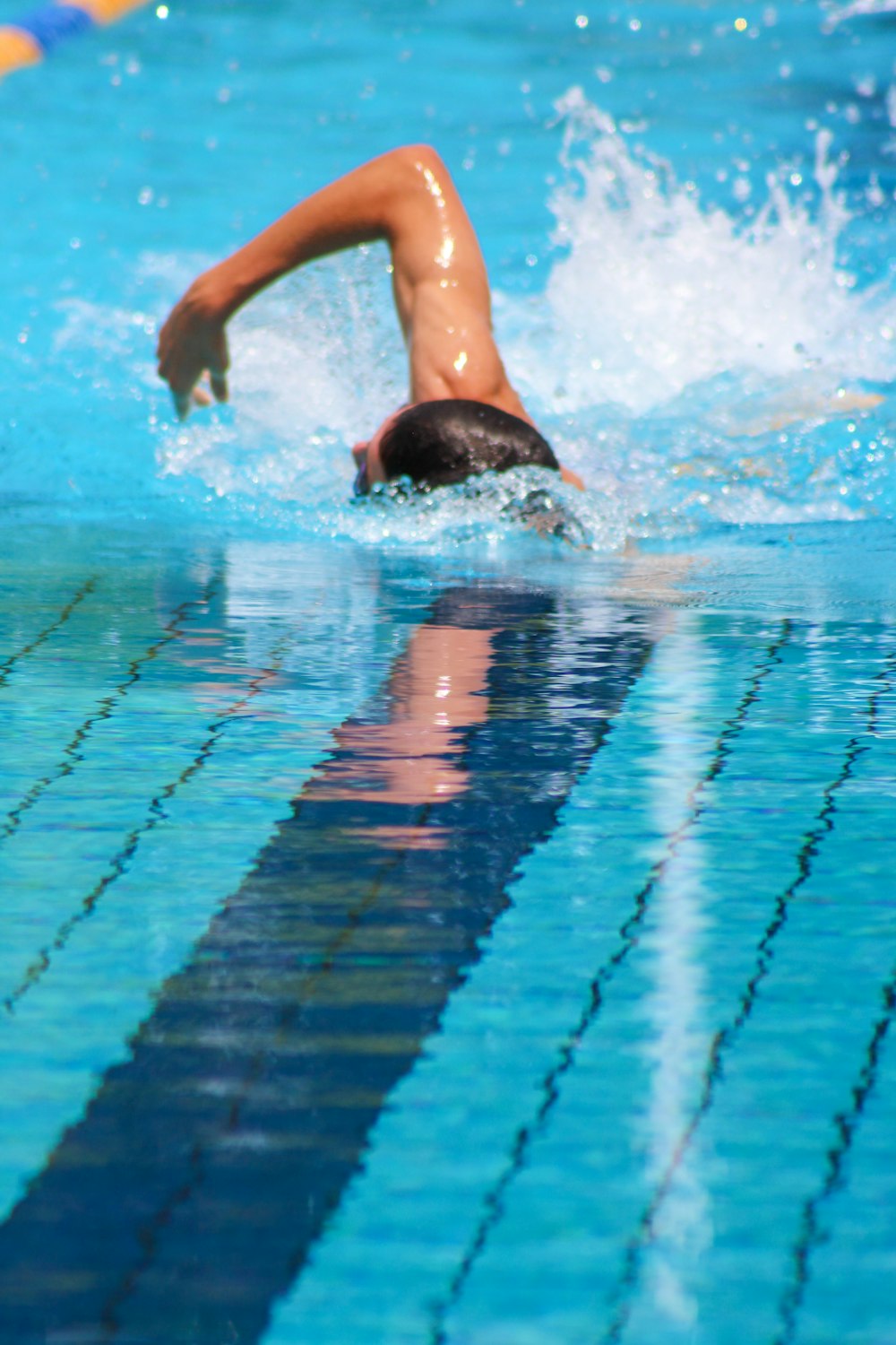 Foto Una mujer en una piscina con gorro de baño – Natación Imagen en  Unsplash