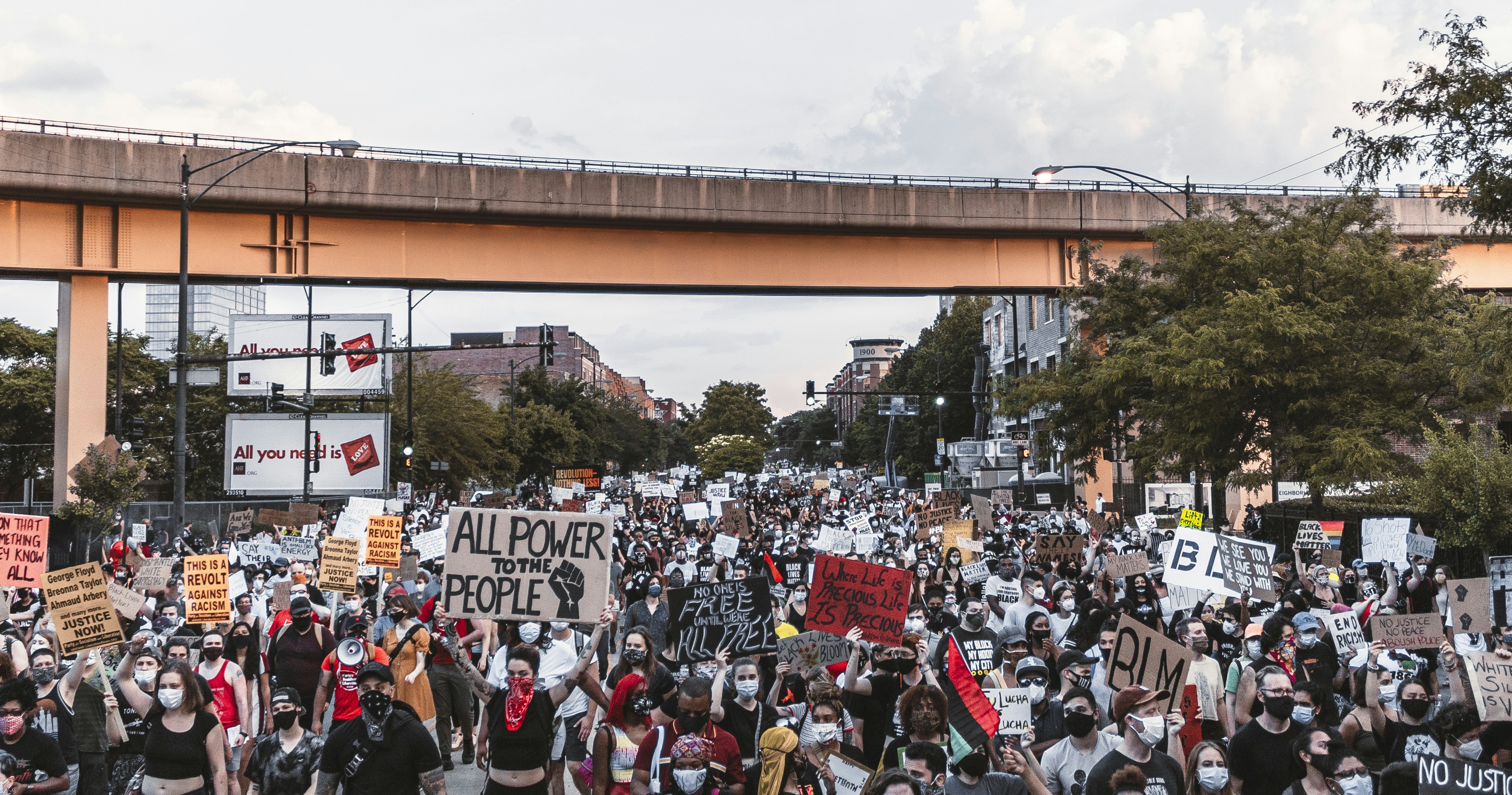 Menschen auf der Straße tagsüber