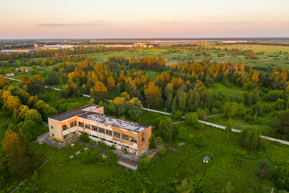 Vue aérienne des arbres verts et de la maison brune pendant la journée