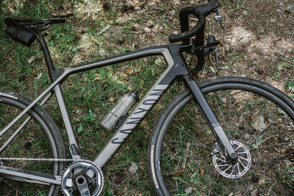 검은 색과 회색 자전거 바퀴