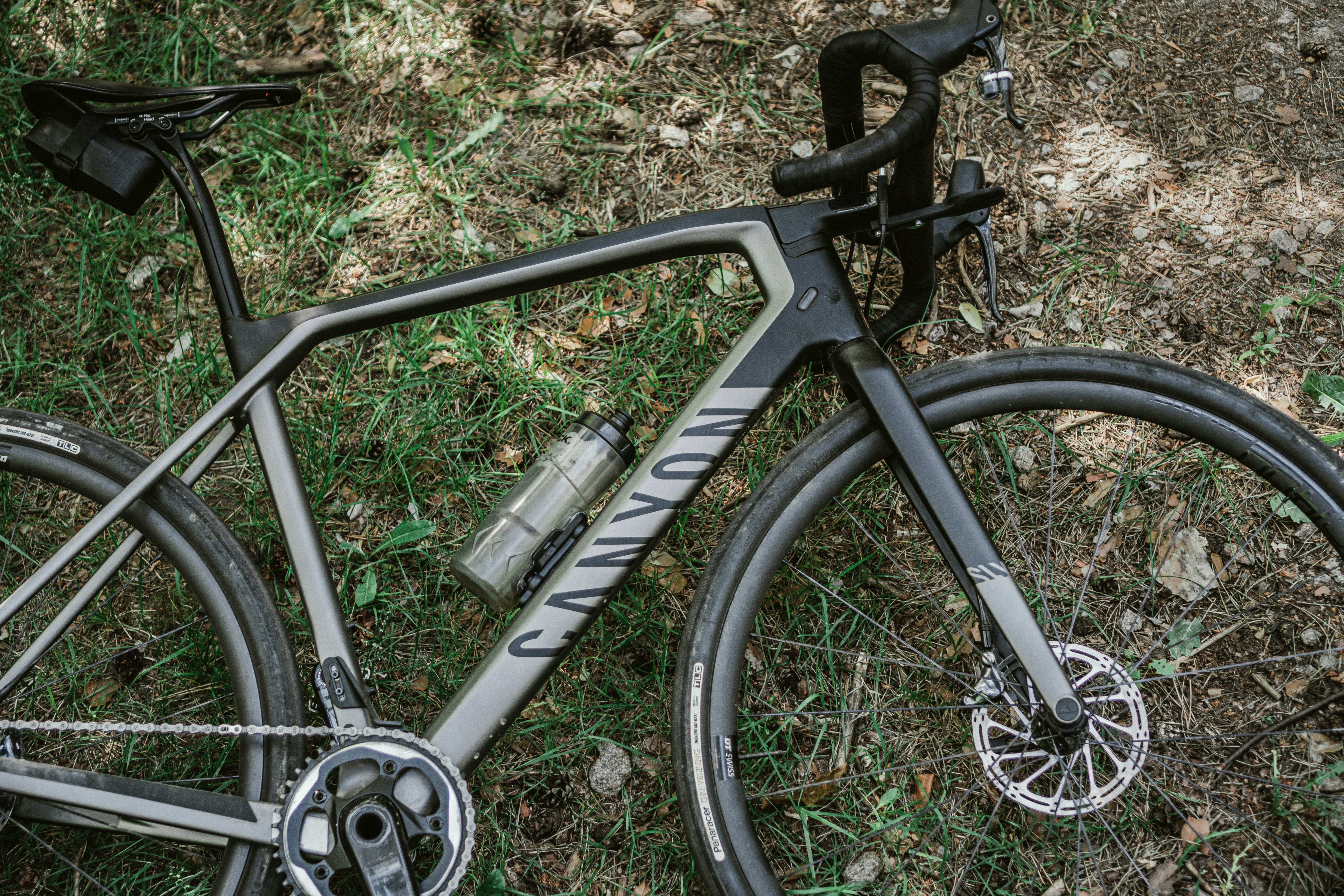 black and gray bicycle wheel