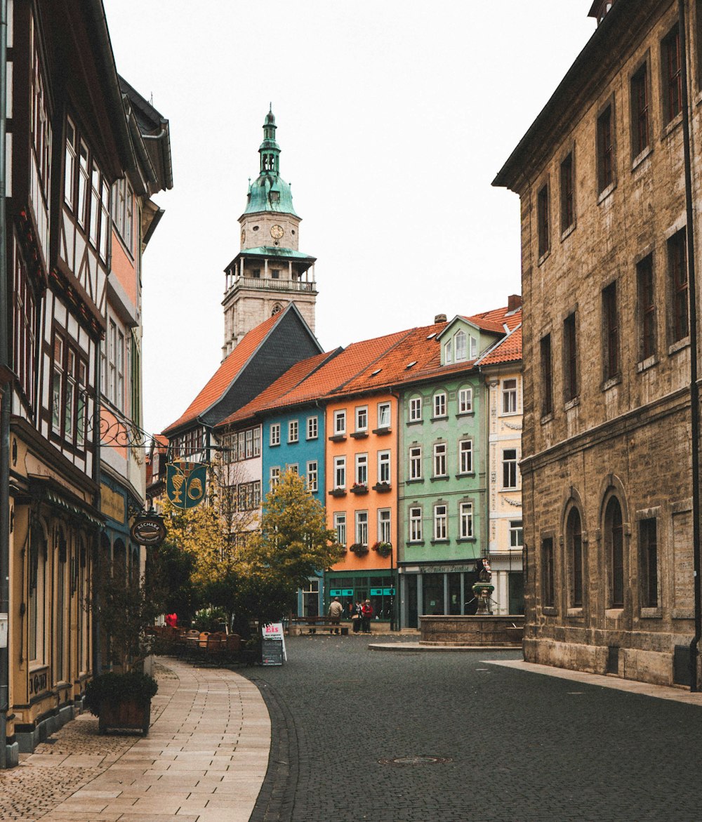 Bâtiment en béton brun et vert pendant la journée