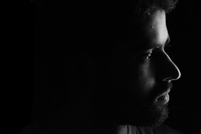 Man stirrar in i mörkret