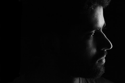 Man stirrar in i mörkret