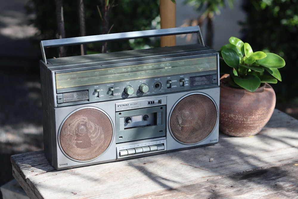 Radio de casete marrón y negro