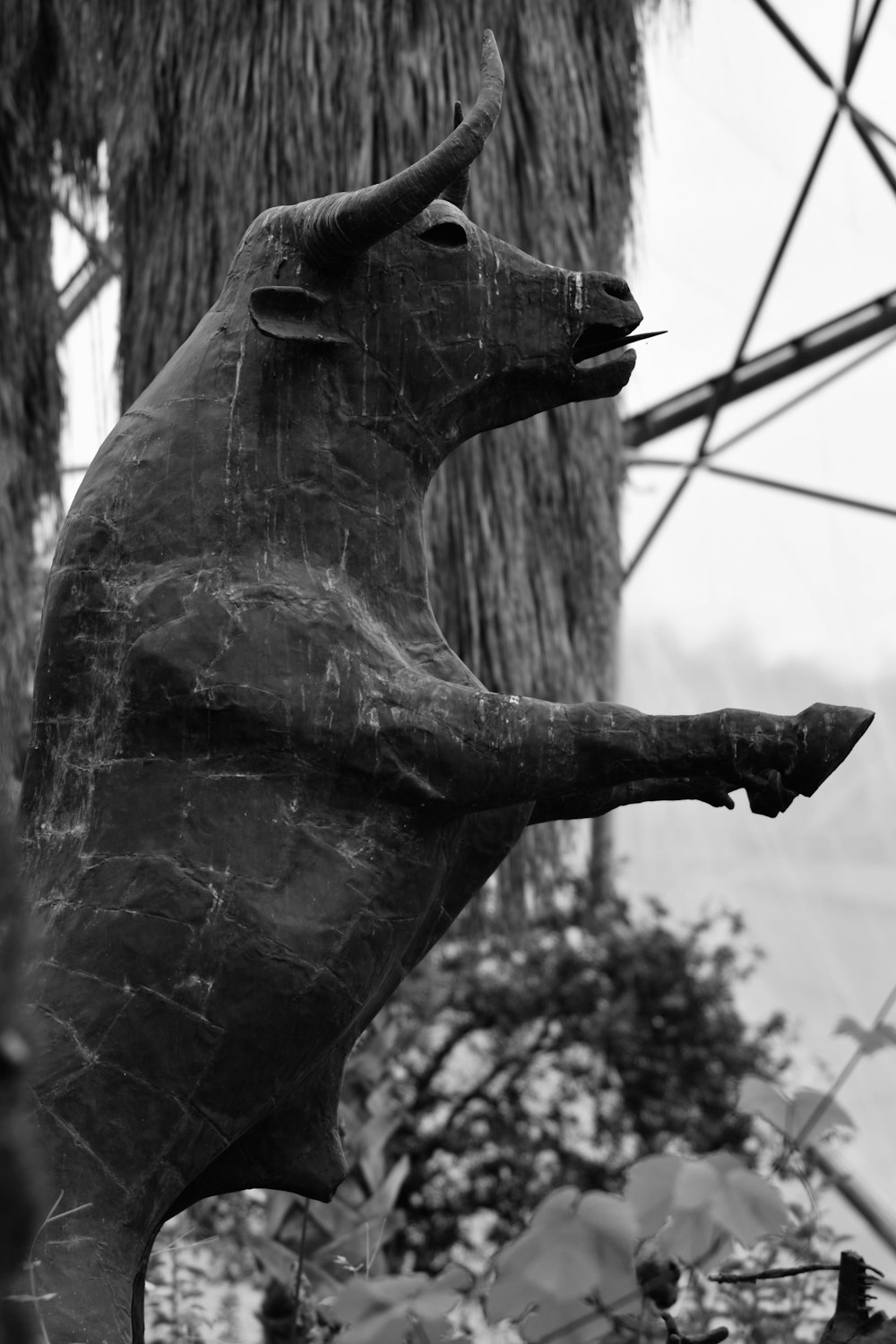 Foto en escala de grises de la estatua del caballo