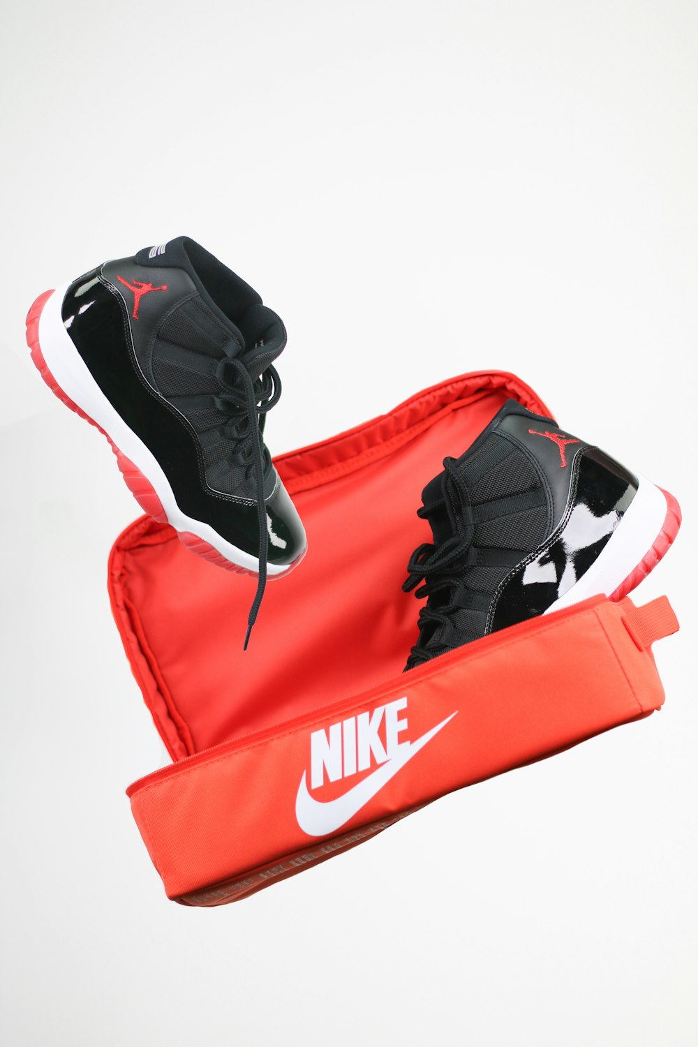검은 색과 빨간색 나이키 농구 신발