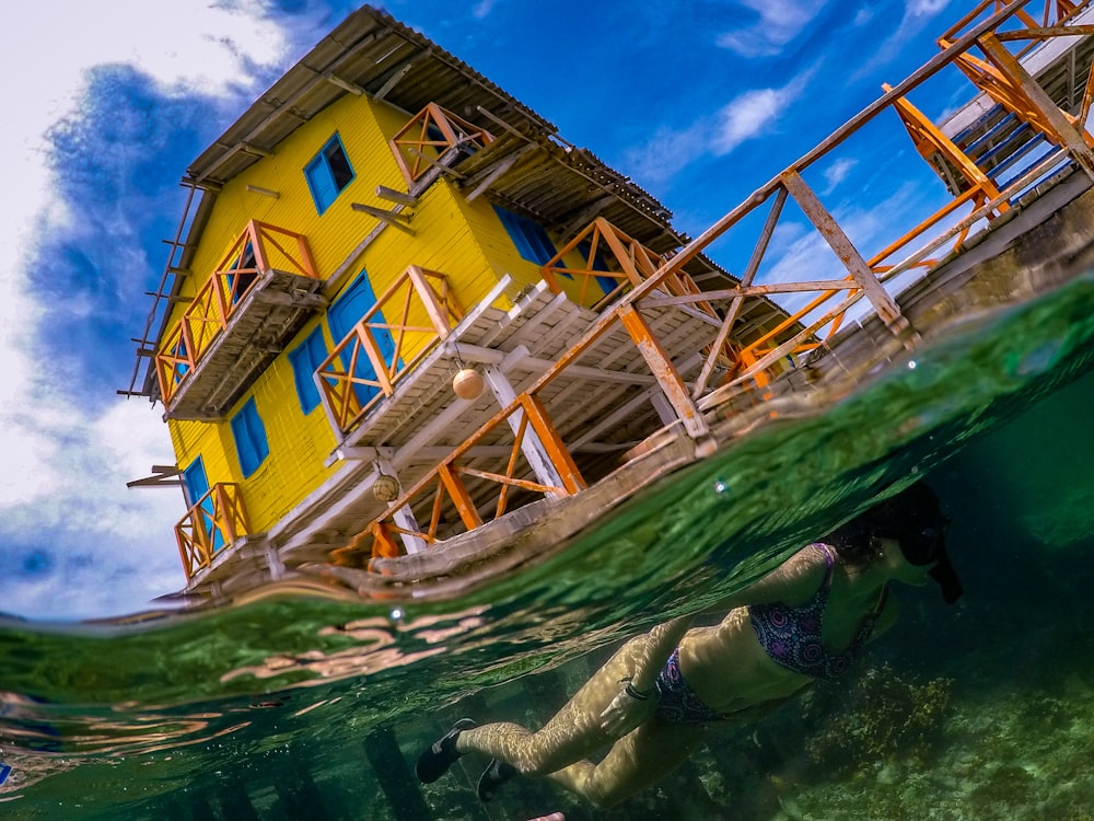 casa de madeira marrom na água verde