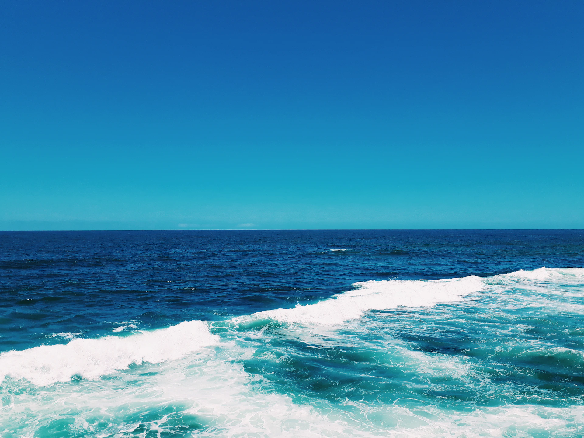 gray computer monitor