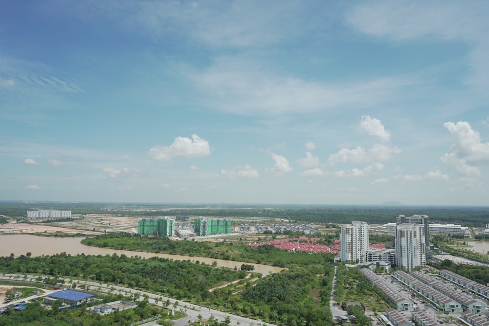 Vista aérea de los edificios de la ciudad cerca del mar bajo el cielo azul durante el día