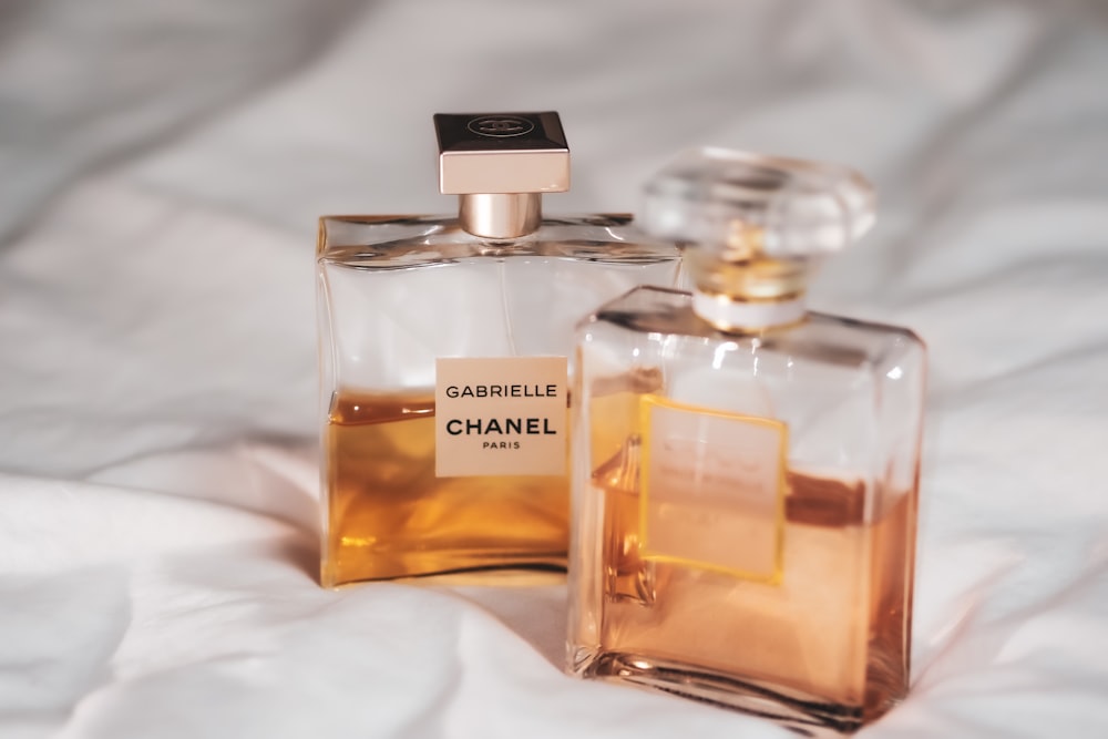 Clear glass perfume bottle on white textile photo – Free Paris