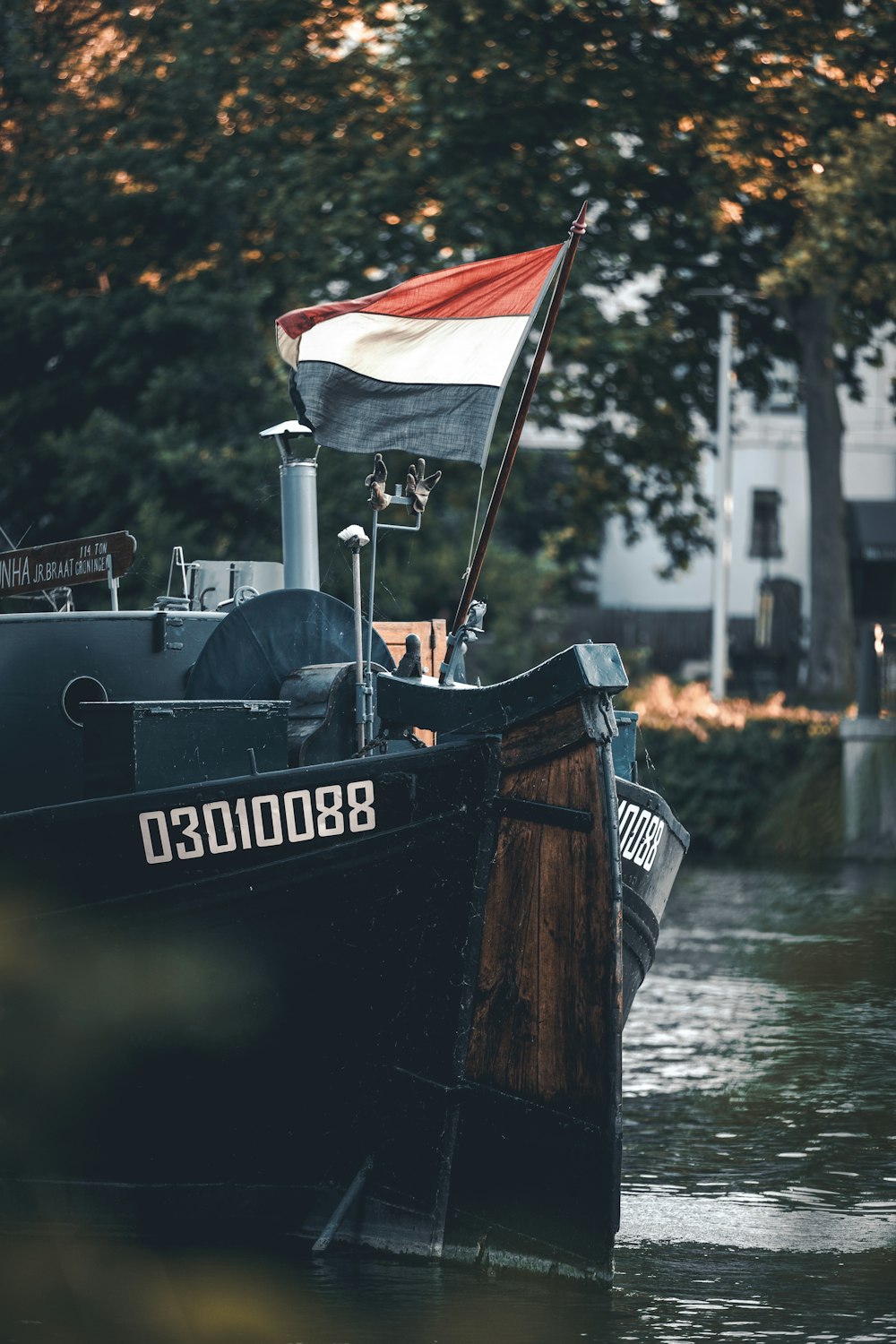 schwarzes und braunes Boot tagsüber auf dem Wasser