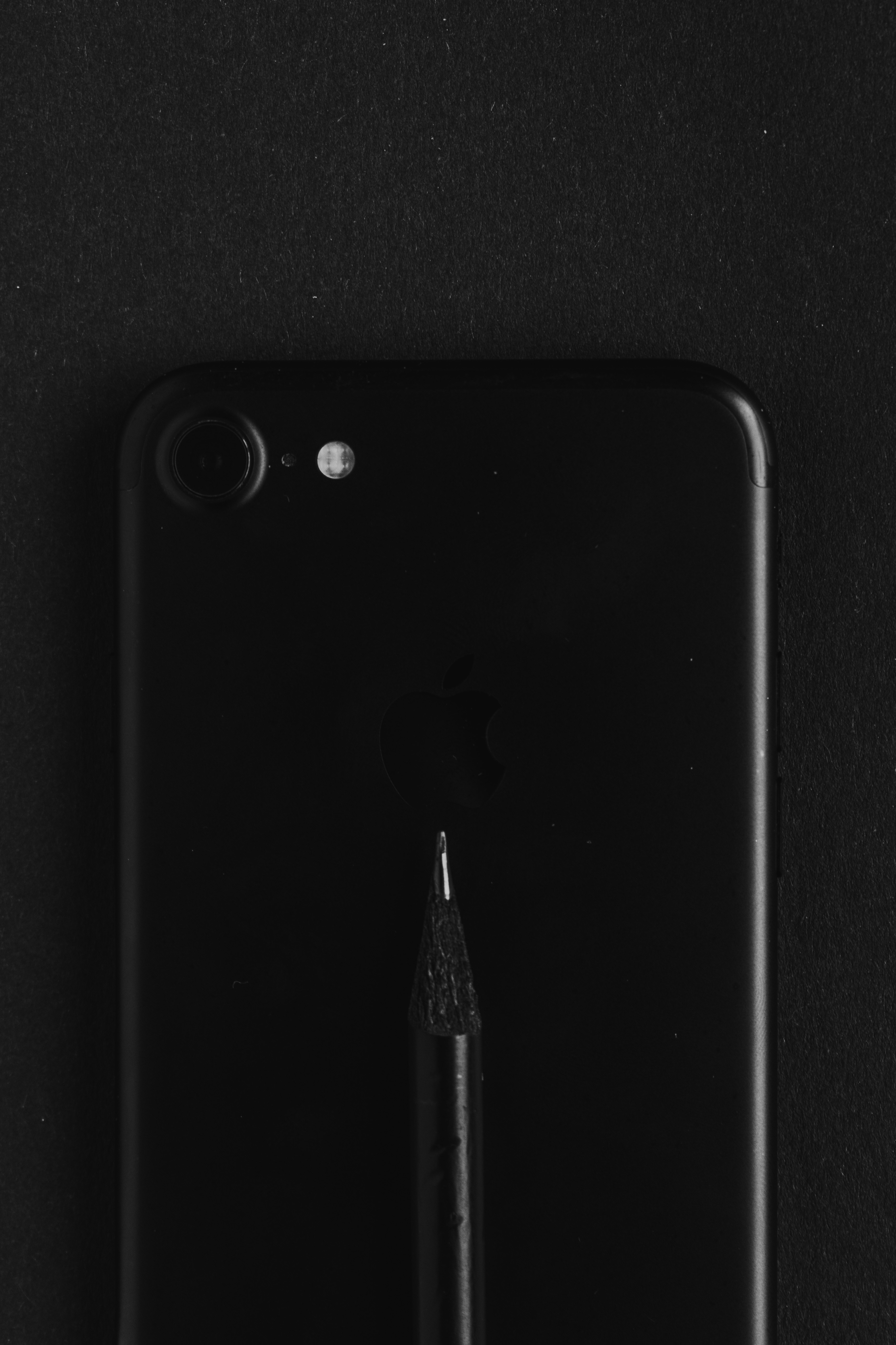 silbernes iPhone 6 mit schwarzer Hülle