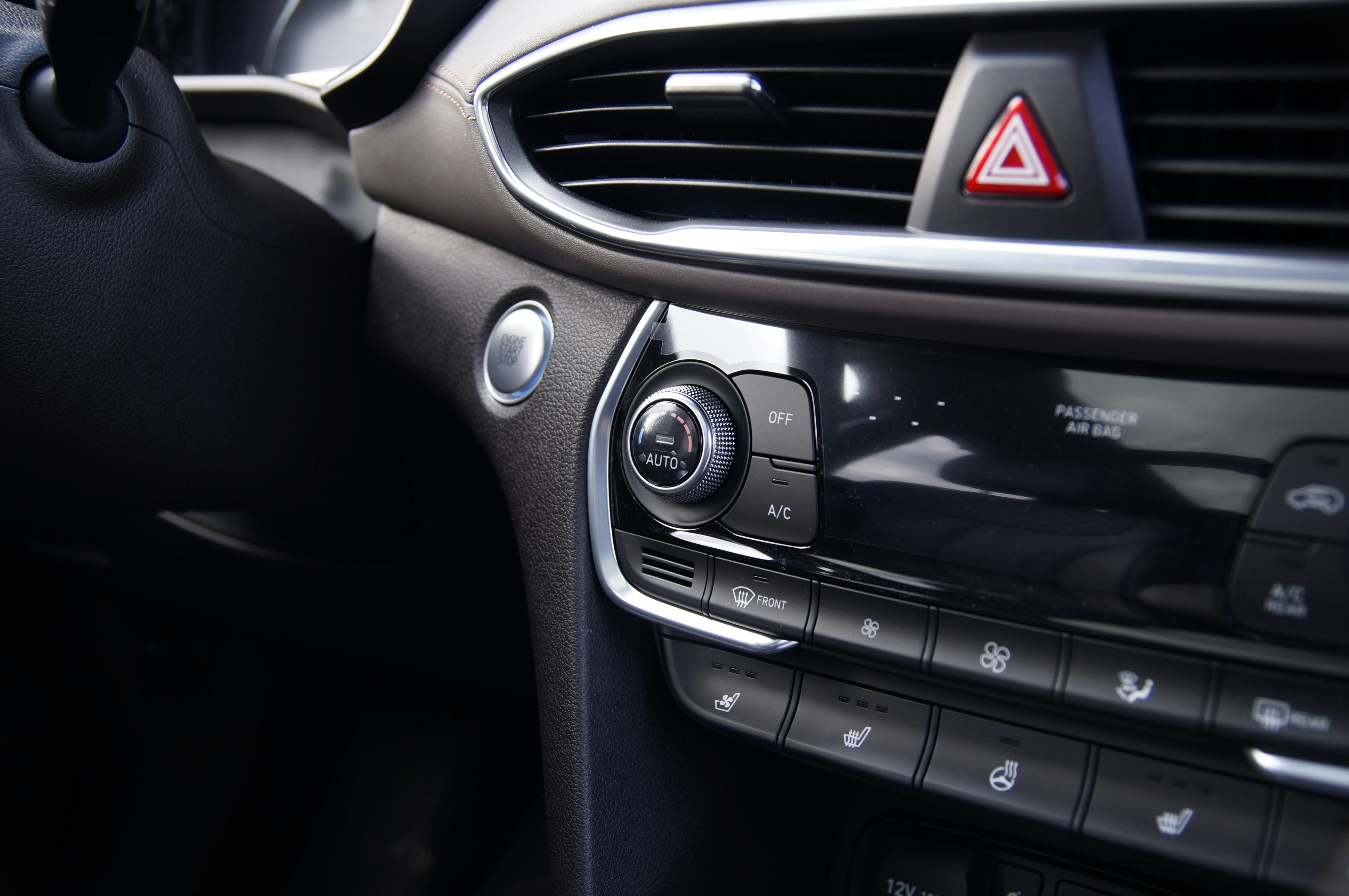 Schwarzes Autoradio ausgeschaltet