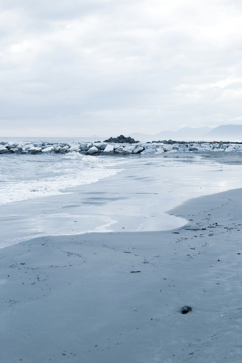 sea waves crashing on shore during daytime