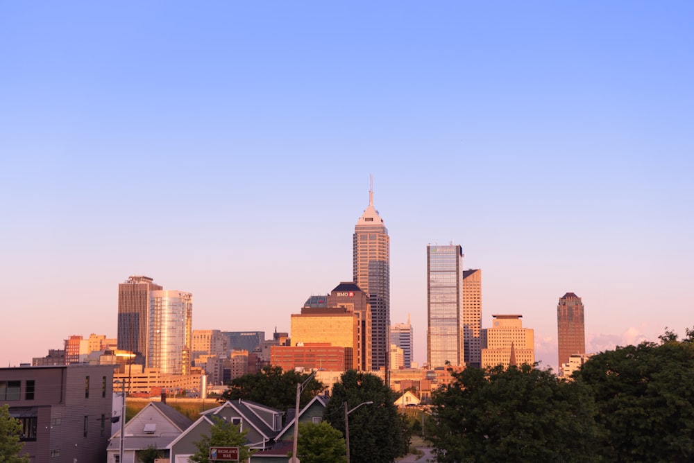 Horizon de la ville sous le ciel bleu pendant la journée