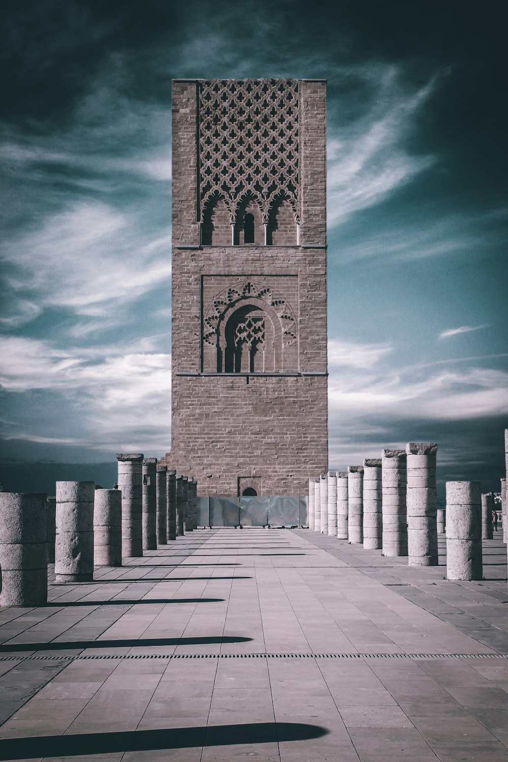 edifício de concreto marrom sob o céu azul