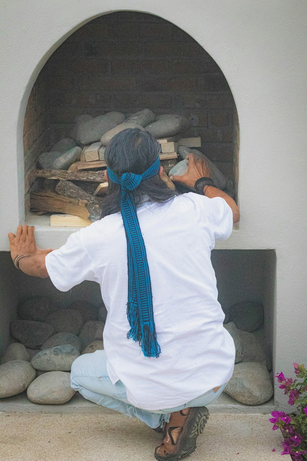 Mujer con camisa blanca de manga larga