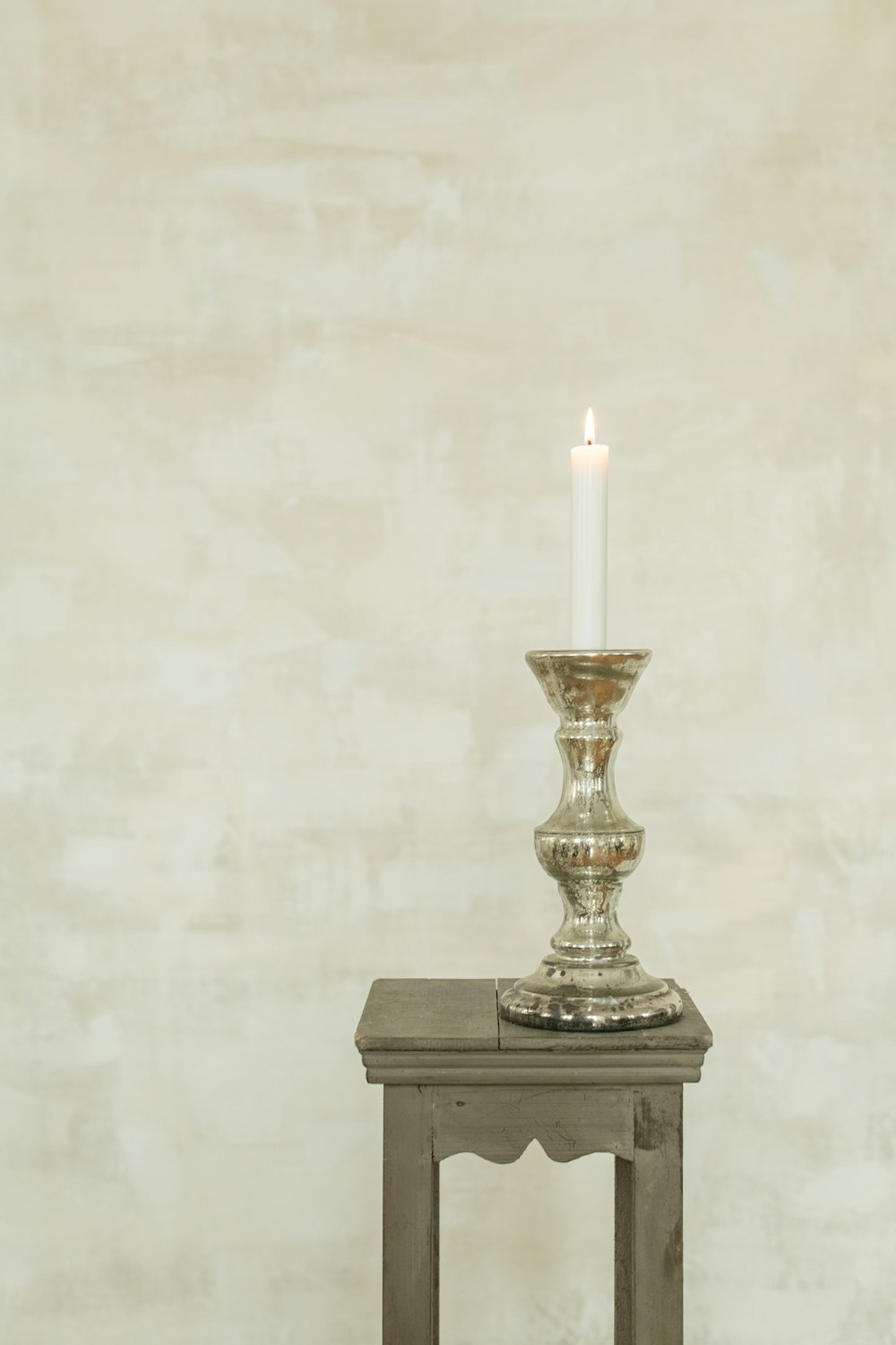 Candelabro dorado y blanco