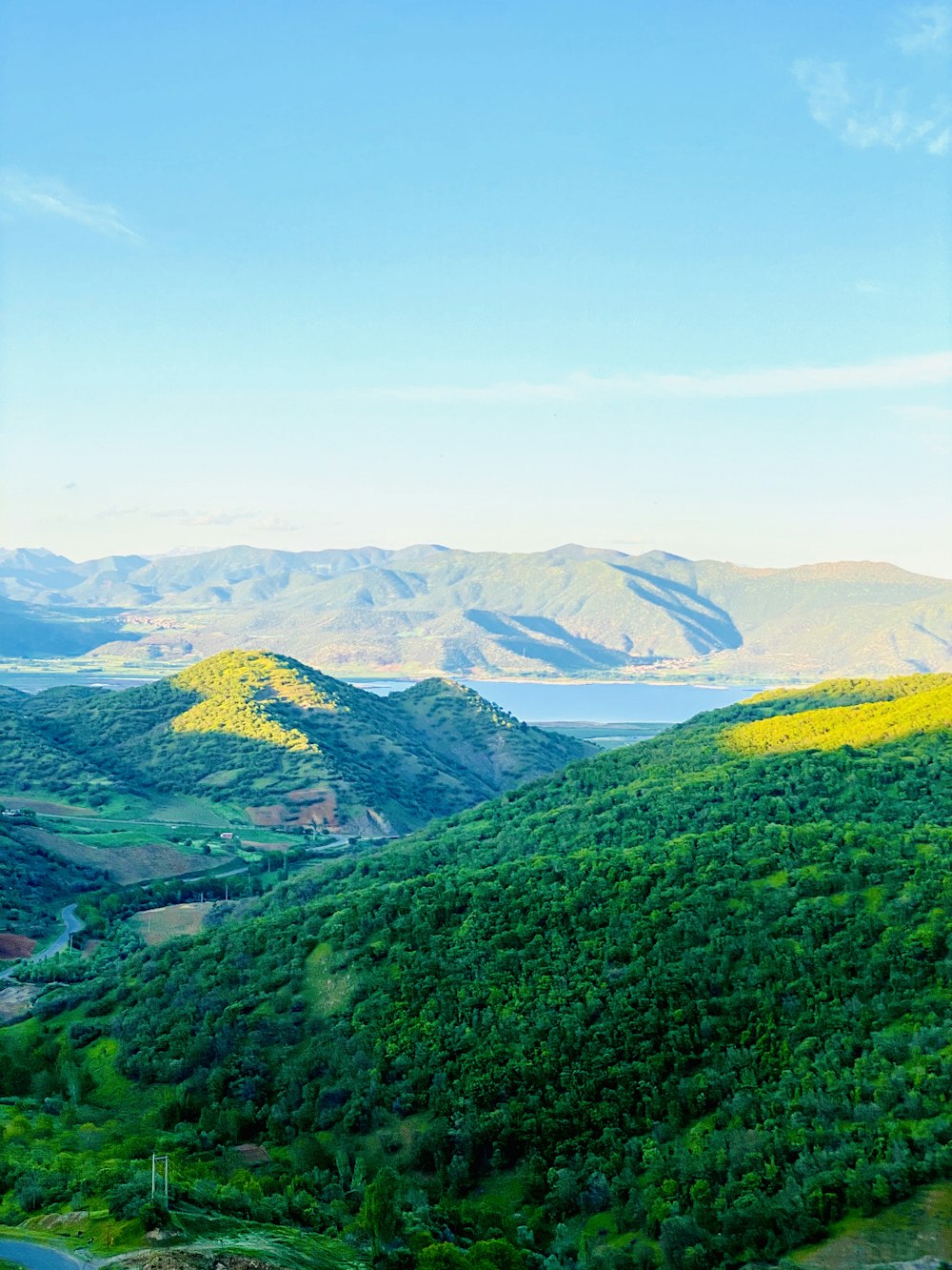 Campo de hierba verde y montañas durante el día