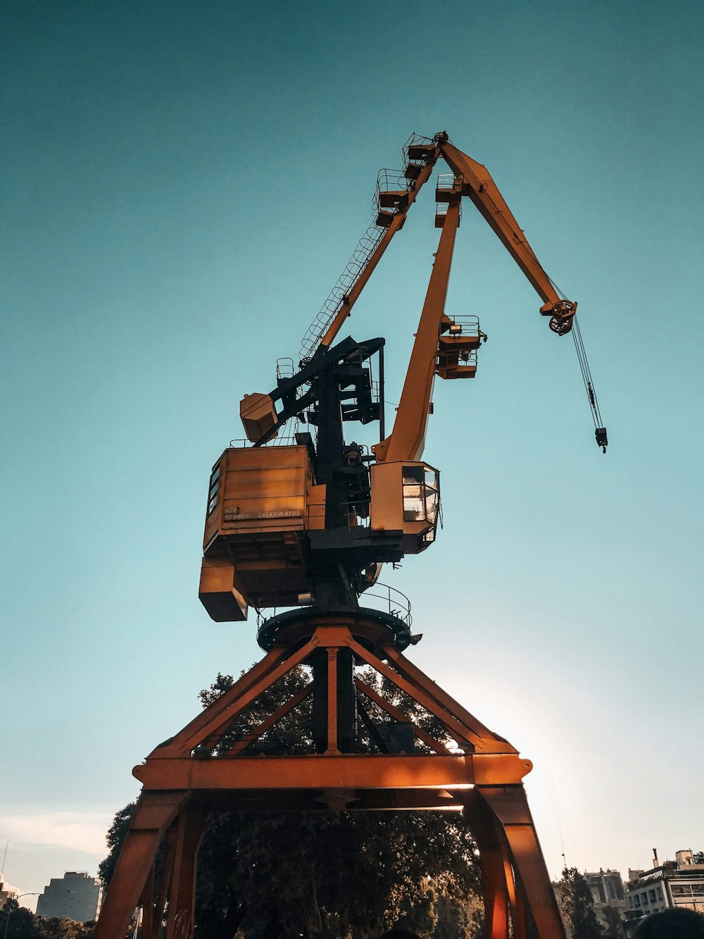 grue orange et noire sous le ciel bleu pendant la journée