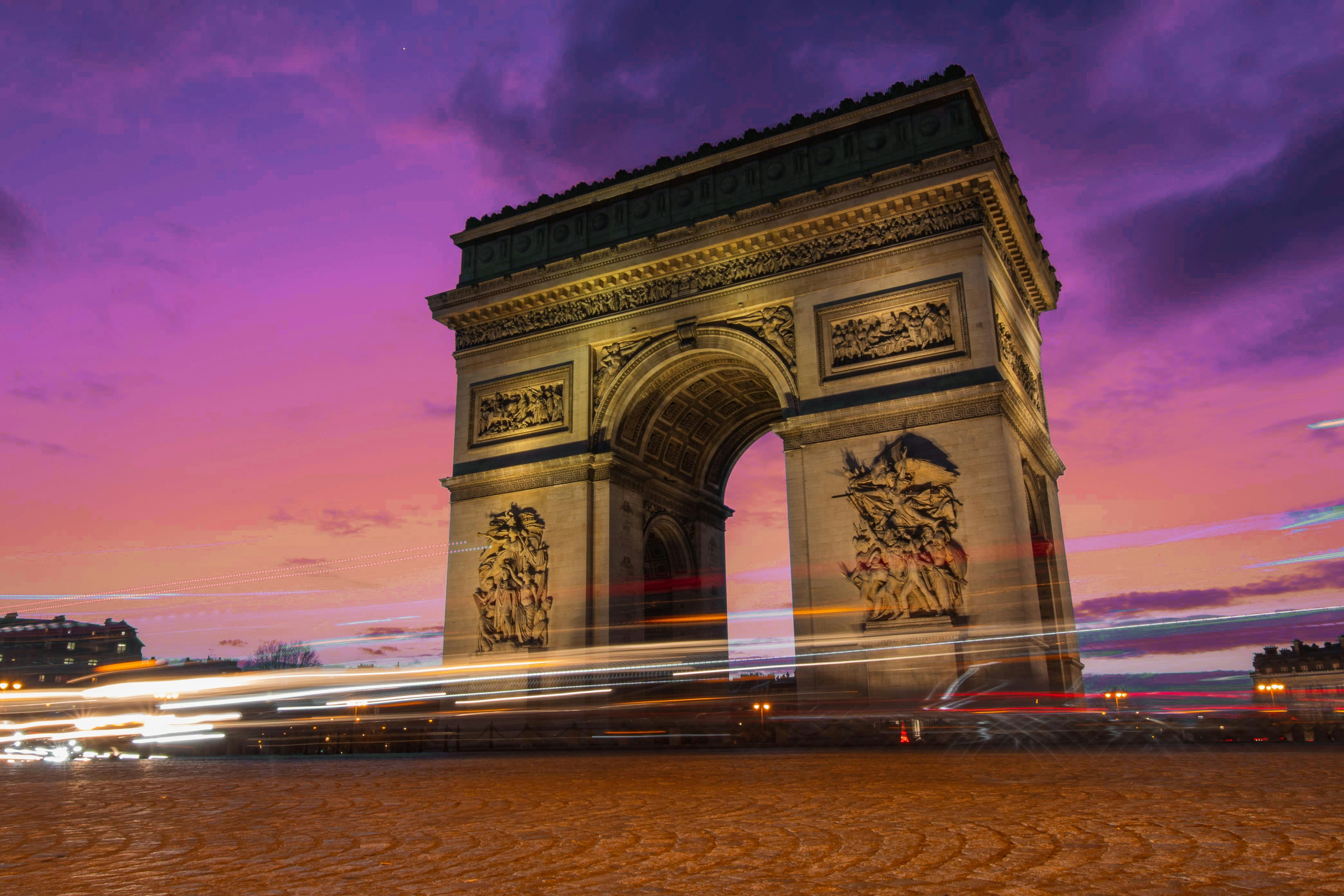 O Arco do Triunfo (francês: Arc de Triomphe) é um monumento localizado na cidade de Paris, construído em comemoração às vitórias militares do Napoleão Bonaparte, o qual ordenou a sua construção em 1806. Inaugurado em 1836, a monumental obra detém, gravados, os nomes de 128 batalhas e 558 generais. Em sua base, situa-se o túmulo do soldado desconhecido (1920). O arco localiza-se na praça Charles de Gaulle, no encontro da avenida Champs-Élysées. Nas extremidades da avenida encontram-se a Praça da Concórdia e, na outra, La Défense.