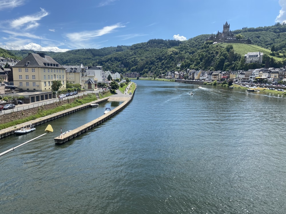 Gewässer in der Nähe von weißem Betongebäude unter blauem Himmel tagsüber