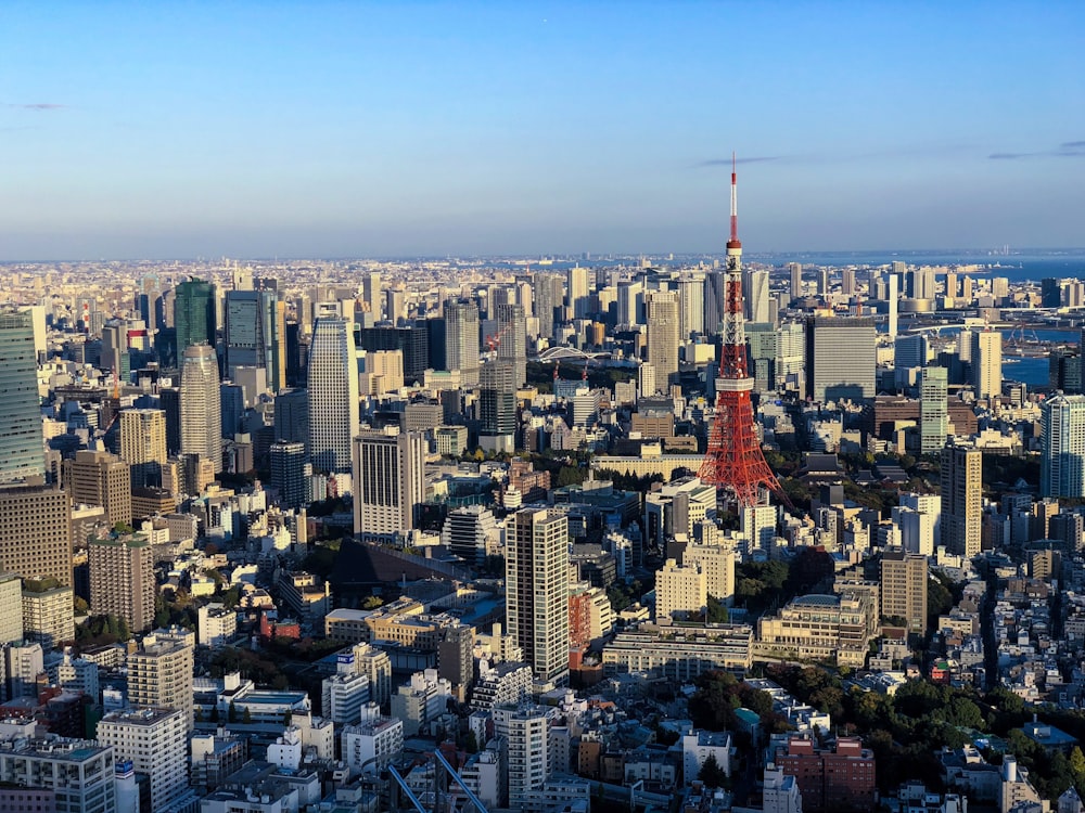 日中の都市の建物の航空写真