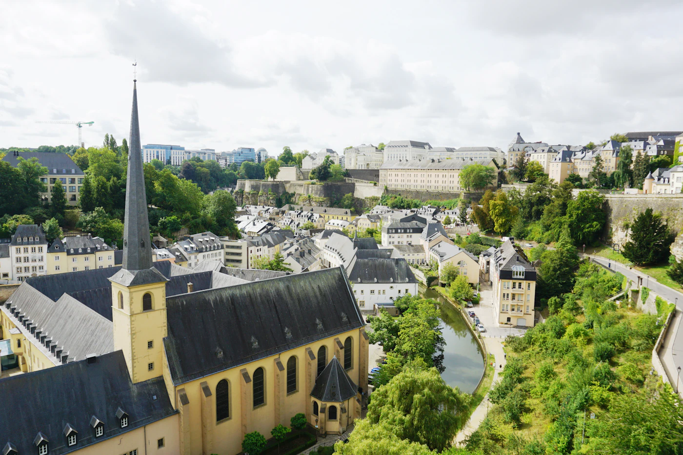 Die Altstadt von Luxemburg mit den Kasematten des Bock-Felsens über dem Alzette-Tal