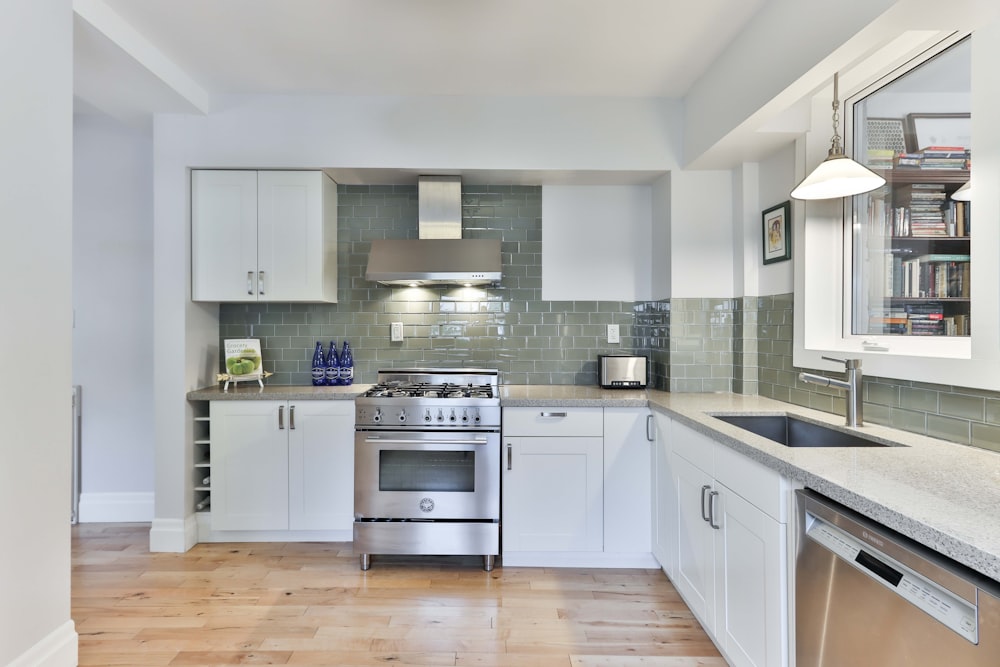 mueble de cocina de madera blanca con mueble de cocina gris