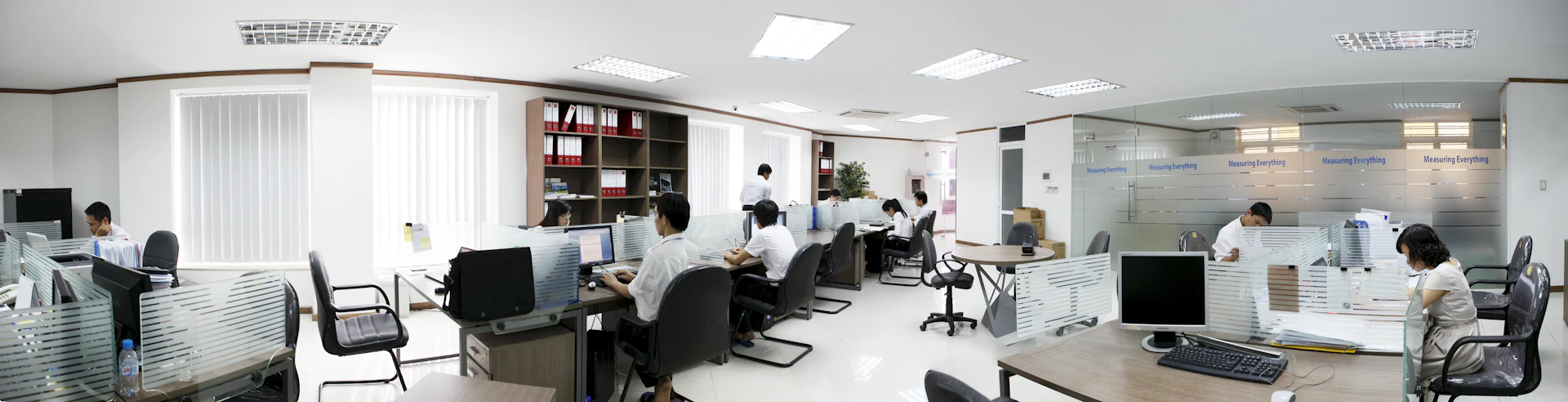gray computer monitor