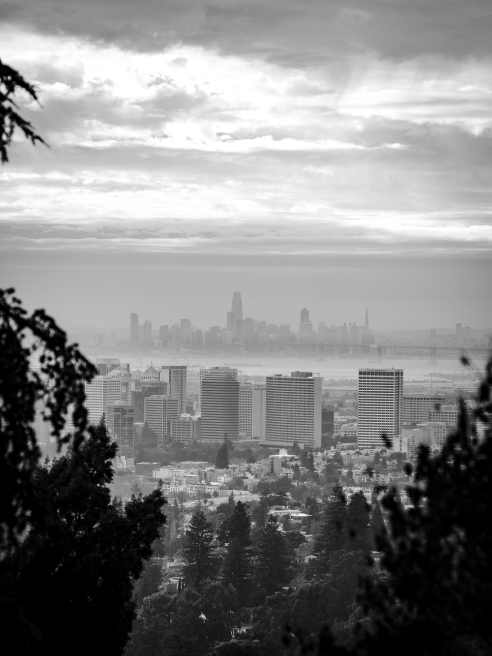 Une photo en noir et blanc d’une ville