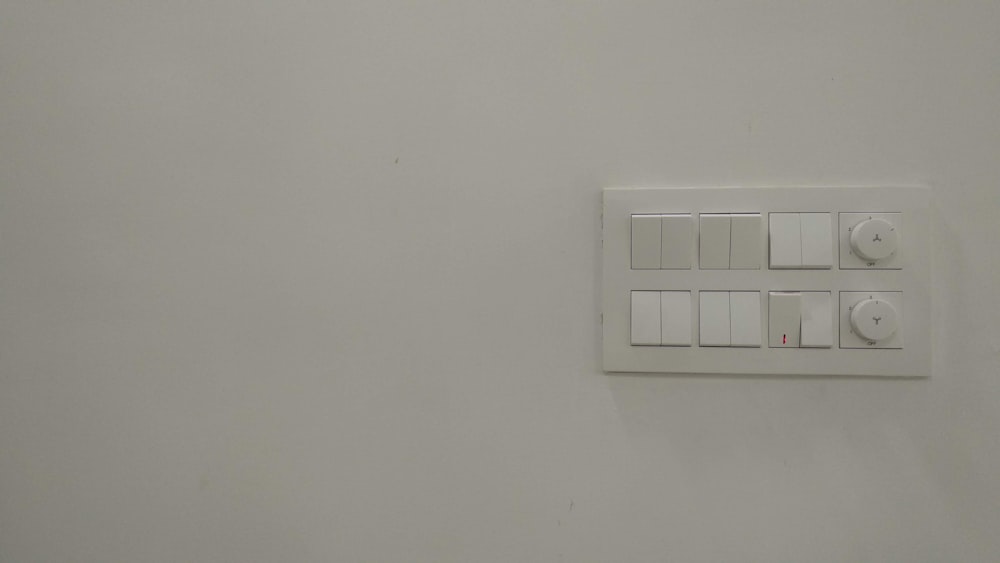 dispositivo branco montado na parede na parede pintada branca