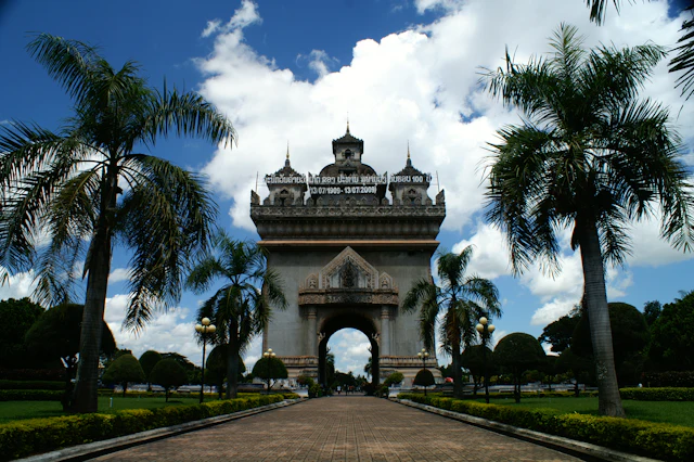 ວຽງຈັນ – ວັງວຽງ ໂດຍລົດໄຟຄວາມໄວສູງ 4 ວັນ 3 ຄືນ